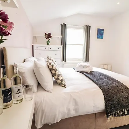 Modern & Spacious 1 Bedroom Clapham Junction Flat